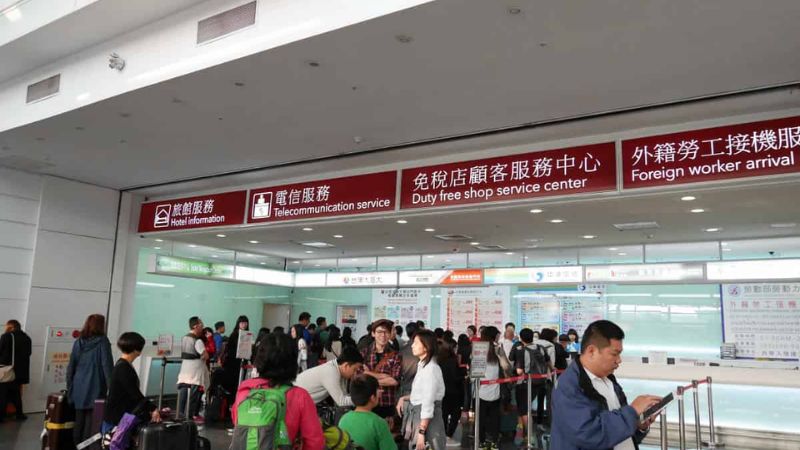 Quầy hỗ trợ mua sim tại sân bay Đào Viên