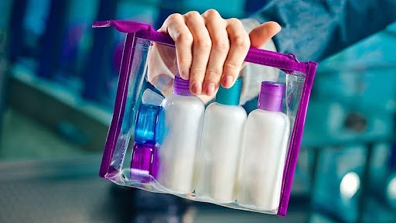 Chiết mỹ phẩm vào chai travel size đựng trong túi zip thông dụng