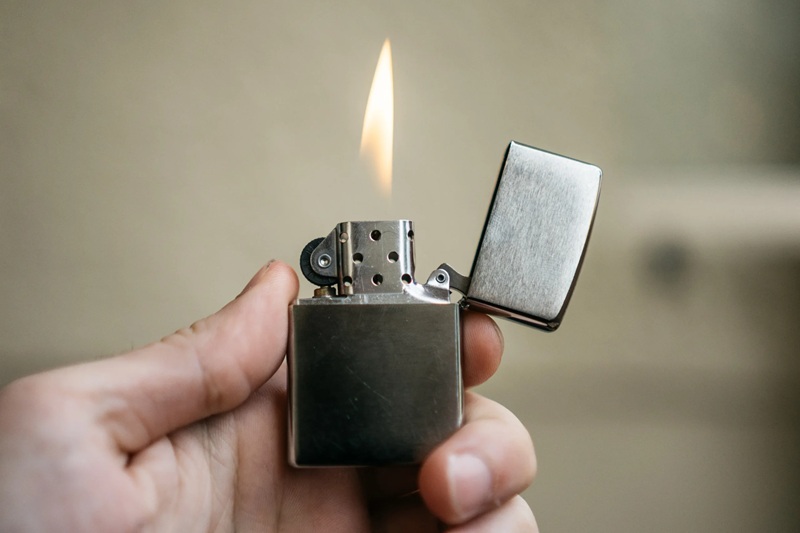 Bật lửa chứa nguyên liệu gây cháy không được phép mang đi máy bay