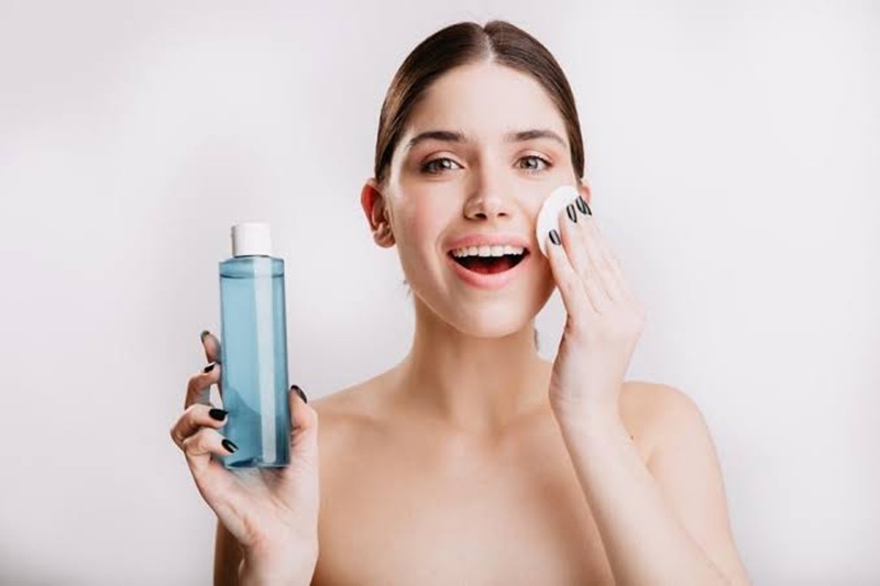 Nước tẩy trang mang lên máy bay phải tuân thủ quy định về chất lỏng