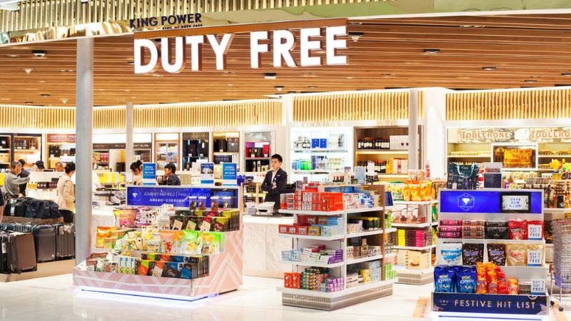 Mua nước hoa tại cửa h&agrave;ng Duty Free