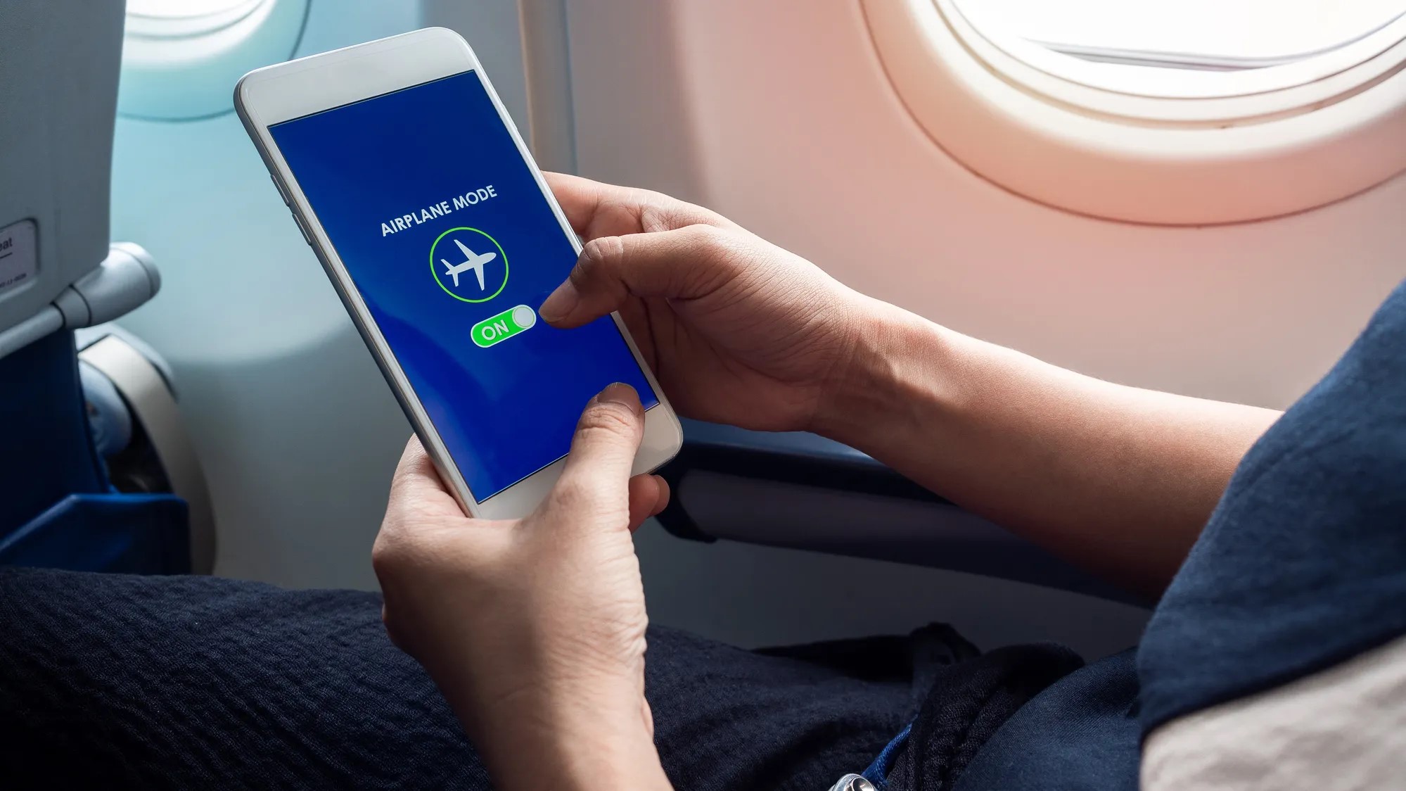 Hành khách bắt buộc phải tắt điện thoại khi máy bay cất cánh và hạ cánh