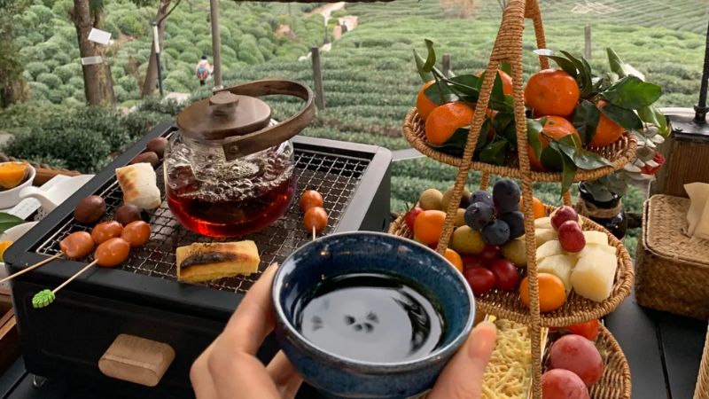 Thưởng tr&agrave; V&acirc;n Nam