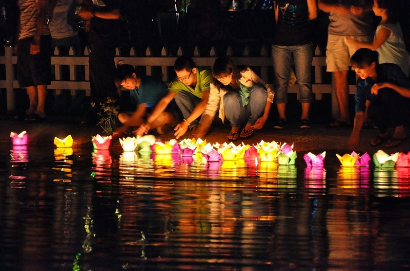 Thả đèn hoa đăng tại Lễ hội Tết nguyên tiêu Hội An