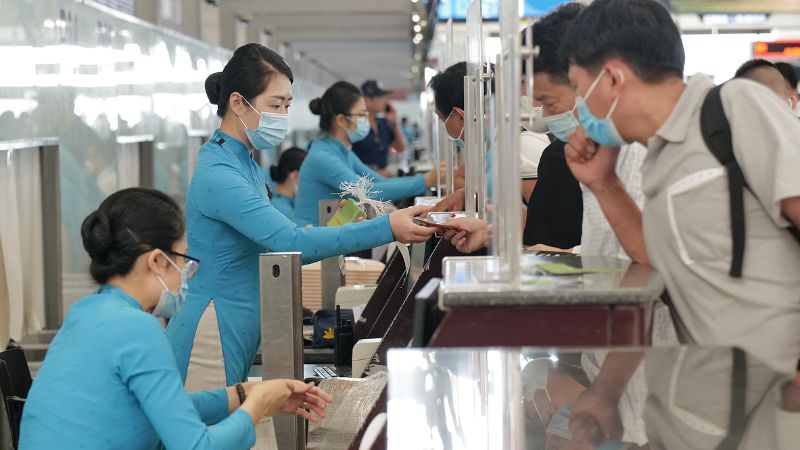Kiểm tra h&agrave;nh l&yacute; x&aacute;ch tay tại s&acirc;n bay