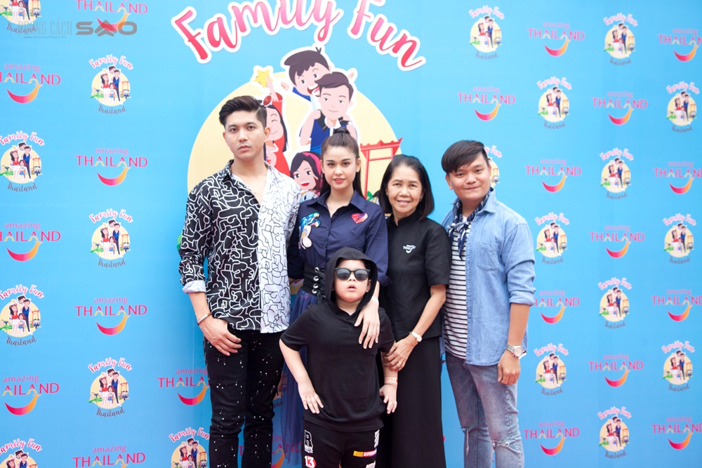 Gia đình Tim và Trương Quỳnh Anh tham dự chiến dịch Family Fun Thailand