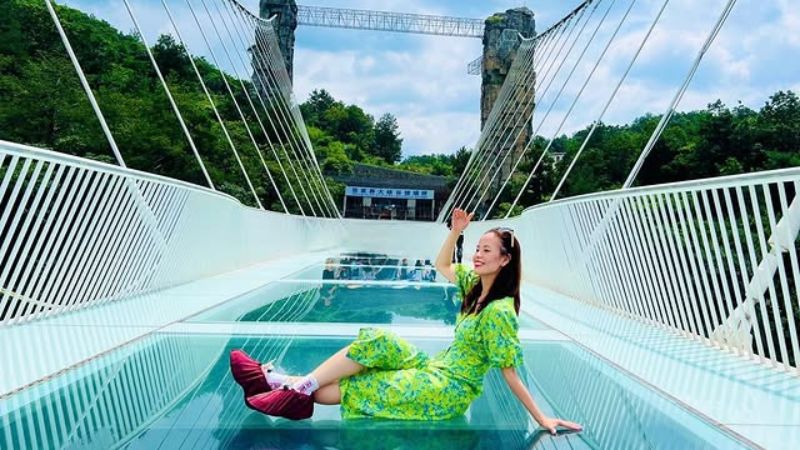 Du kh&aacute;ch check in tại cầu k&iacute;nh Trương Gia Giới