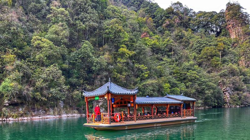 Trải nghiệm đi thuyền tr&ecirc;n Hồ Bảo Phong ngắm khung cảnh n&ecirc;n thơ, hữu t&igrave;nh