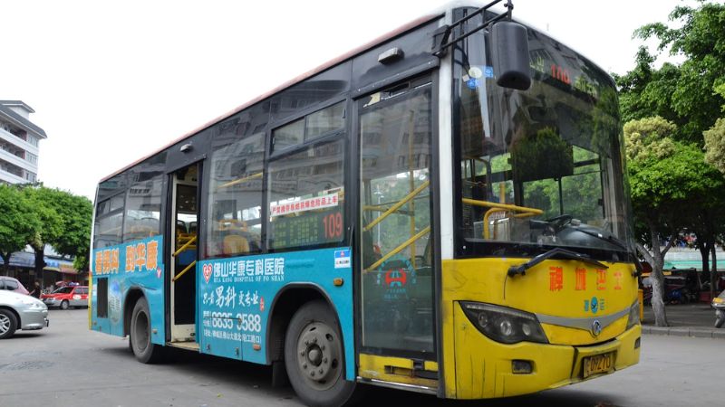 Xe bus c&ocirc;ng cộng di chuyển đến Hồ 