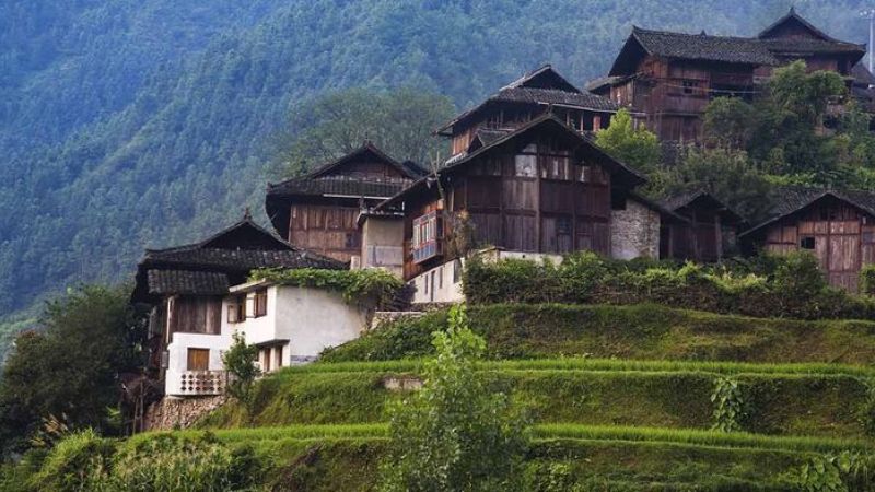 Ng&ocirc;i l&agrave;ng Yingwo với những ng&ocirc;i nh&agrave; gỗ m&aacute;i đen v&agrave; ruộng bậc thang