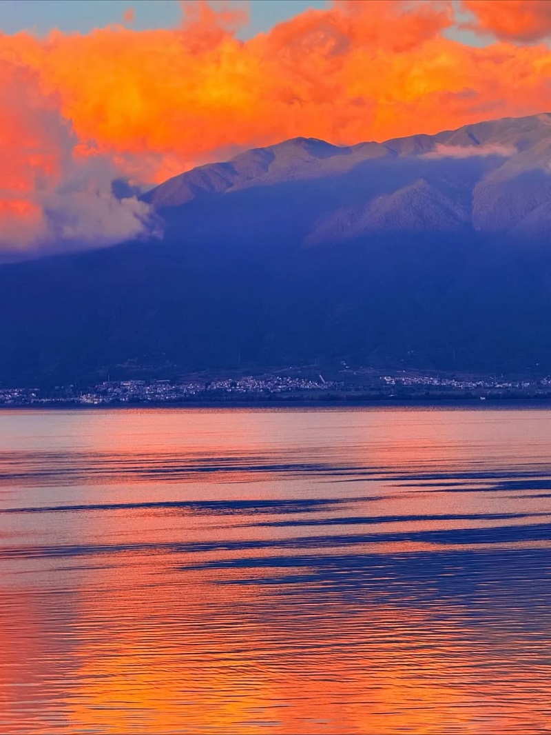 Cảnh ho&agrave;ng h&ocirc;n bu&ocirc;ng tuyệt đẹp b&ecirc;n hồ Nhĩ Hải 