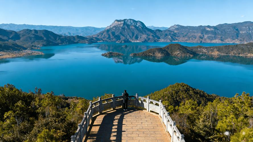 Hồ Nhĩ Hải được bao bọc bởi d&atilde;y Hắc Long v&agrave; Thương Sơn