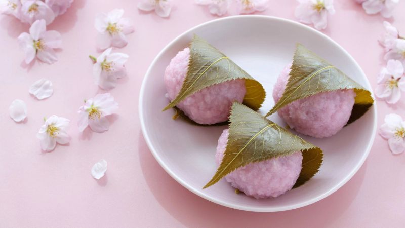 Thưởng thức sakura mochi - m&oacute;n ăn truyền thống trong m&ugrave;a hoa anh đ&agrave;o Nhật Bản