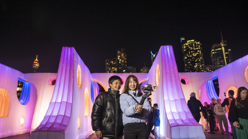 Du khách check in tại lễ hội ánh sáng Sydney