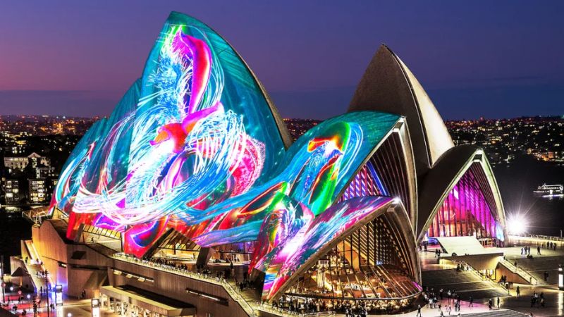 Sự kết hợp đỉnh cao giữa âm nhạc và ánh sáng là một trong những lý do khiến lễ hội thu hút du khách