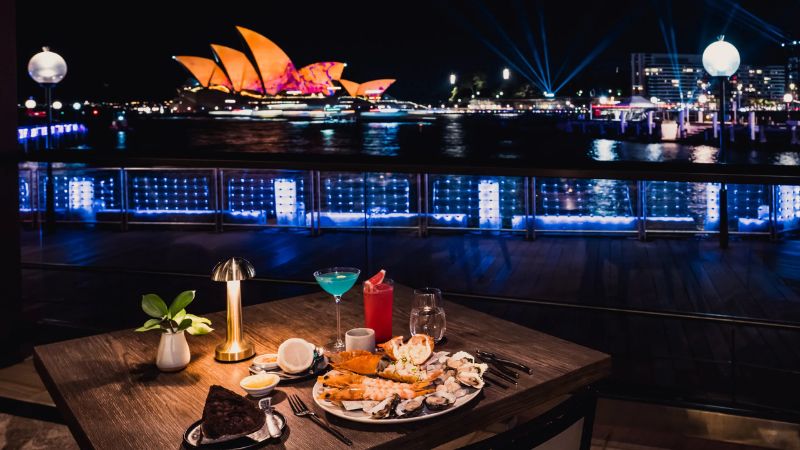 View ngắm nhìn lễ hội Vivid Sydney từ khách sạn Park Hyatt 5*
