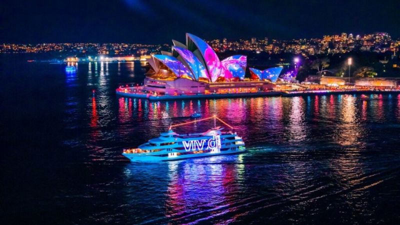 Du thuyền là một trong những lựa chọn tuyệt vời để bạn trải nghiệm lễ hội