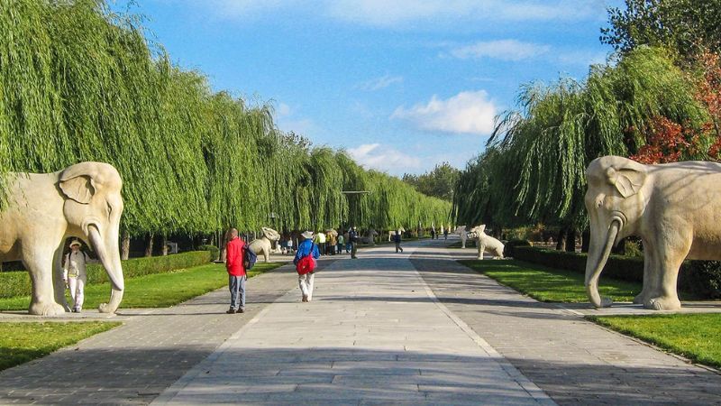 Đường Thần Đạo dẫn vào khu Thập Tam Lăng