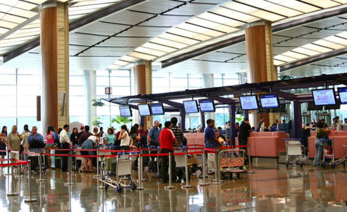 Hành khách xếp hàng làm thủ tục nhập cảnh ở sân bay.