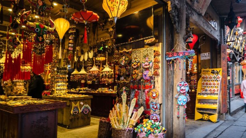 Mua sắm đồ thủ công mỹ nghệ tại cổ trấn