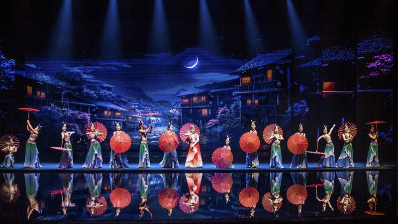 Thưởng thức biểu diễn nghệ thuật đặc sắc tại cổ trấn