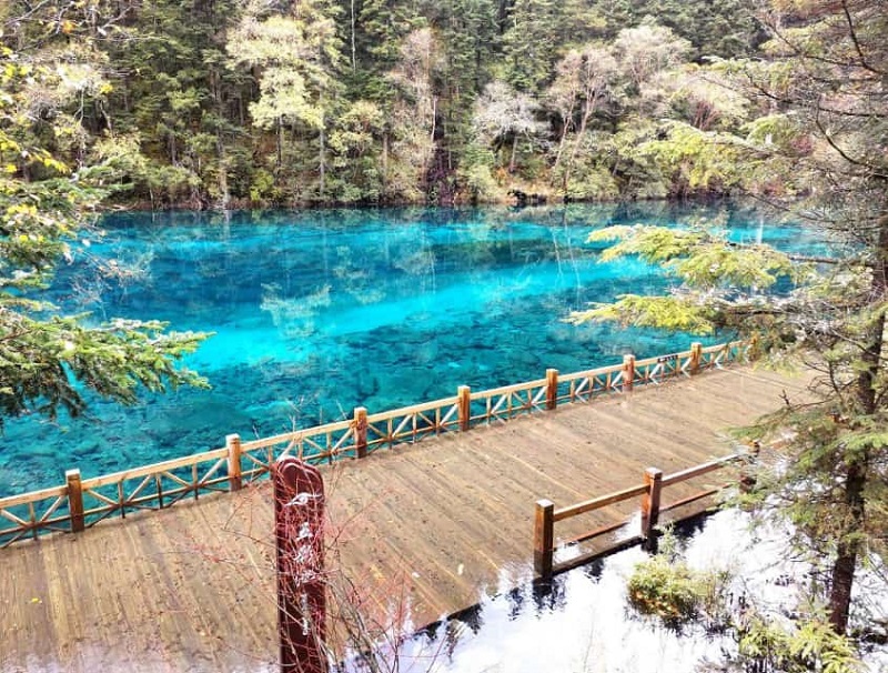 Nước trong hồ Ngũ Thái biến đổi nhiều màu khác nhau