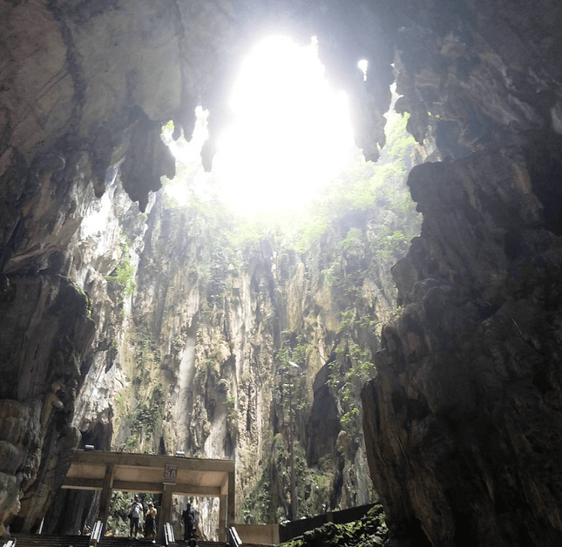 Tham quan bên trong động Batu