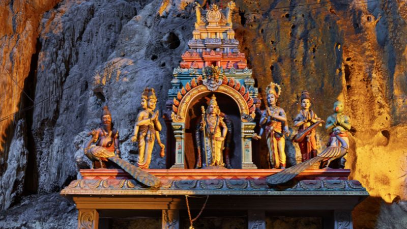 Đền thờ linh thiêng bên trong Hang Ramayana