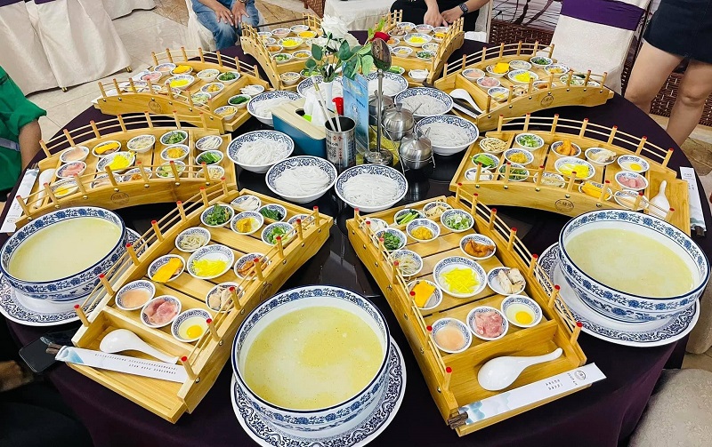 Thưởng thức đặc sản bún qua cầu Vân Nam