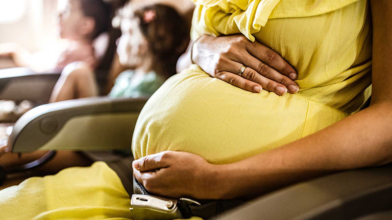 Phụ nữ mang thai đi máy bay