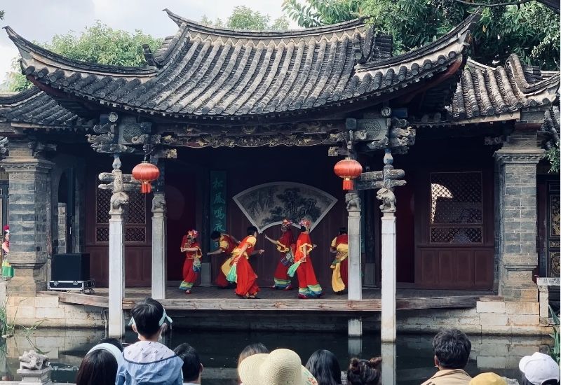 S&acirc;n khấu kịch tr&ecirc;n mặt nước ở Chu Gia Hoa Vi&ecirc;n