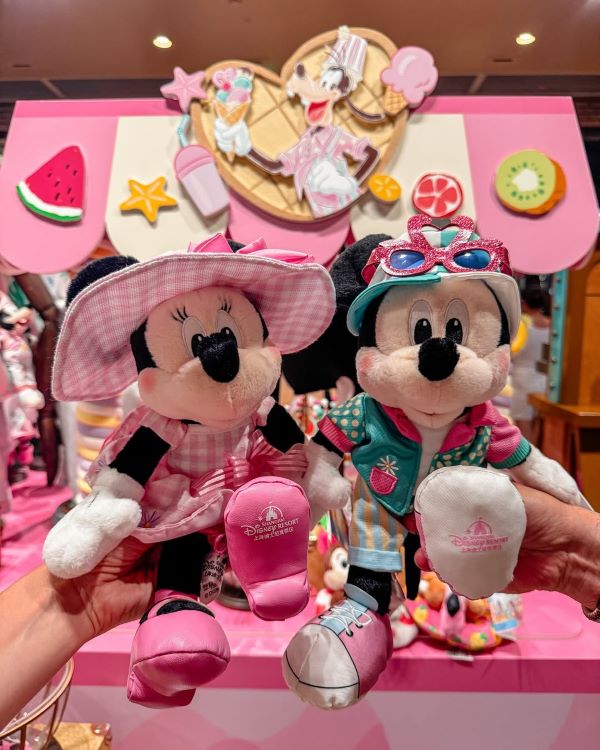 Khu vực mua sắm của Disneytown với những món đồ mang đậm dấu ấn