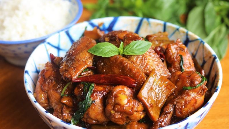 Thưởng thức món gà ba chén