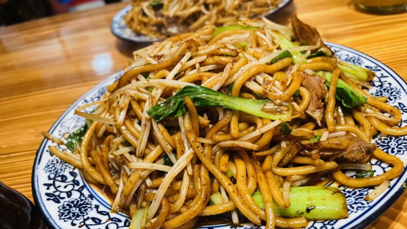 Món mì trộn cay hấp dẫn du khách
