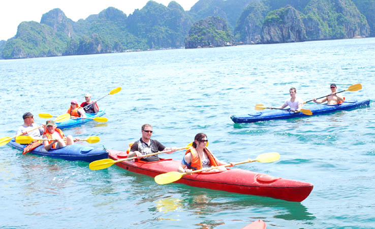 Du khách được chèo thuyền Kayak