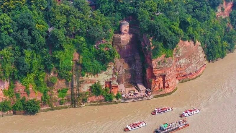 Trải nghiệm du thuyền ngắm toàn cảnh Lạc Sơn Đại Phật