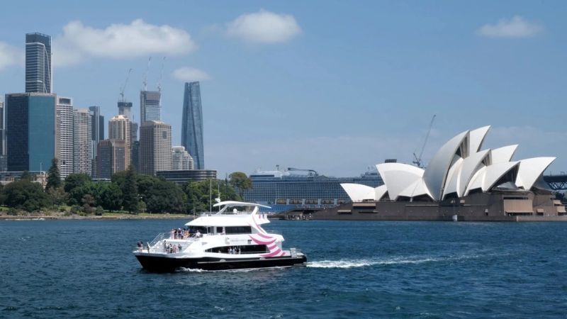 Di chuyển tới Nhà hát Opera Sydney bằng tàu thủy