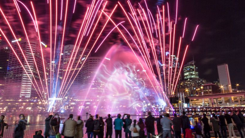 Thưởng thức show diễn sắc màu Vivid Light tại Nhà hát