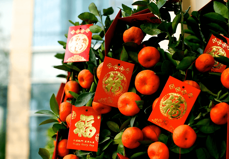 Trang trí nhà cửa với đồ vật màu đỏ và vàng trong dịp Tết Malaysia