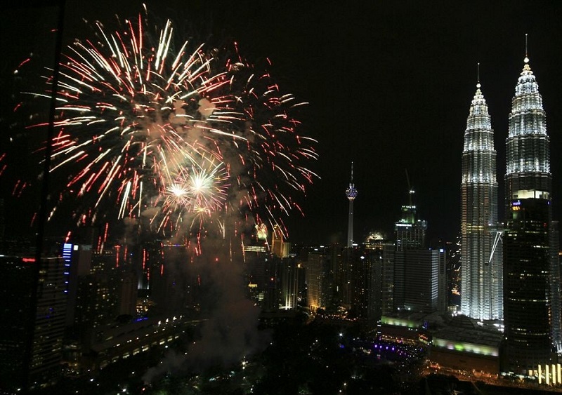Trải nghiệm tết Malaysia - Xem bắn pháo hoa vào đêm giao thừa