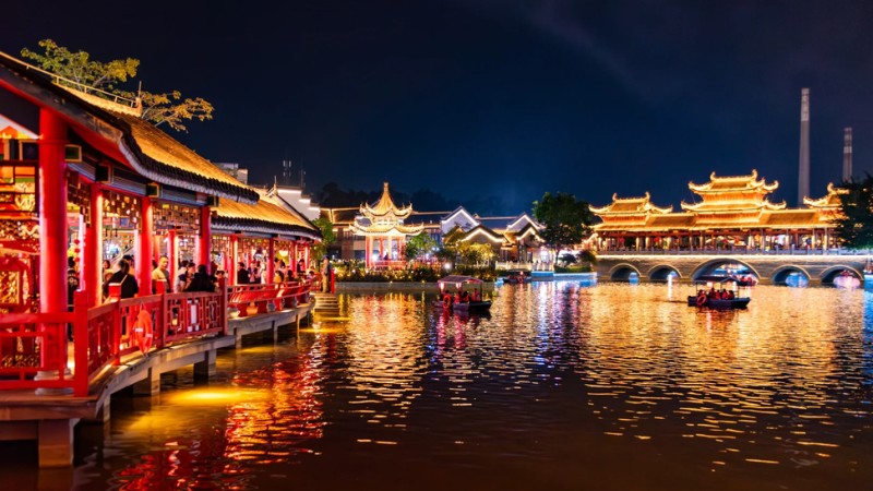 Cầu đá và cổng cổ ở Thái Bình Cổ Trấn lung linh khi lên đèn