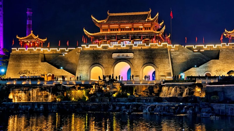 Đi dạo ven sông ngắm cảnh cổ trấn lên đèn rực rỡ