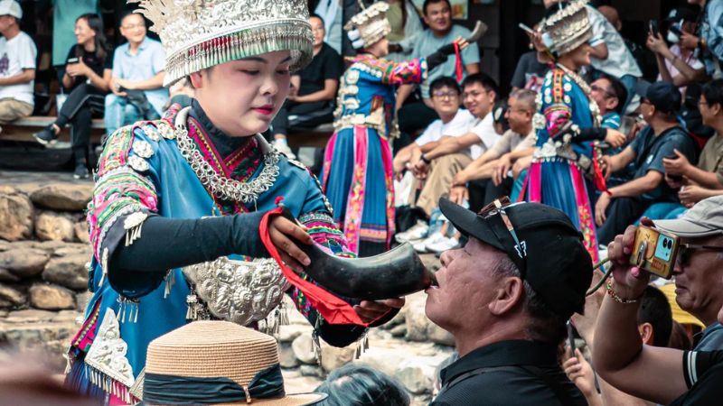 Nếu có cơ hội hãy thưởng thức rượu gạo người Miêu