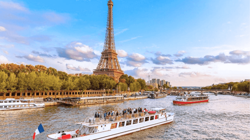 Du thuyền trên dòng sông Seine Paris