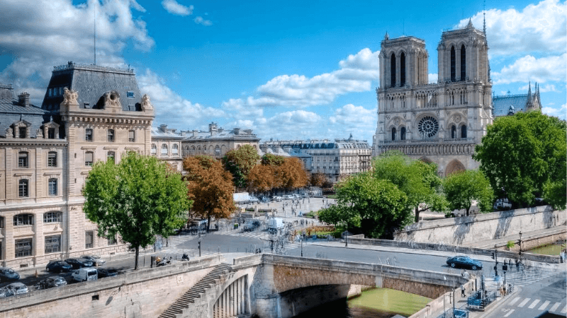 View từ khách sạn Les Rives de Notre-Dame ra nhà thờ Đức Bà và sông Seine