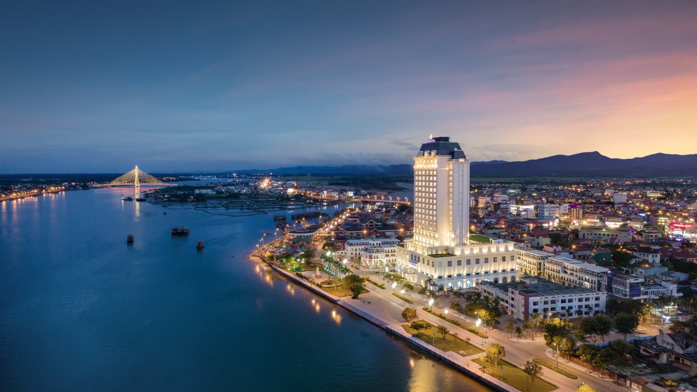 Vinpearl Hotel Quảng Bình tọa lạc bên dòng sông Nhật Lệ thơ mộng