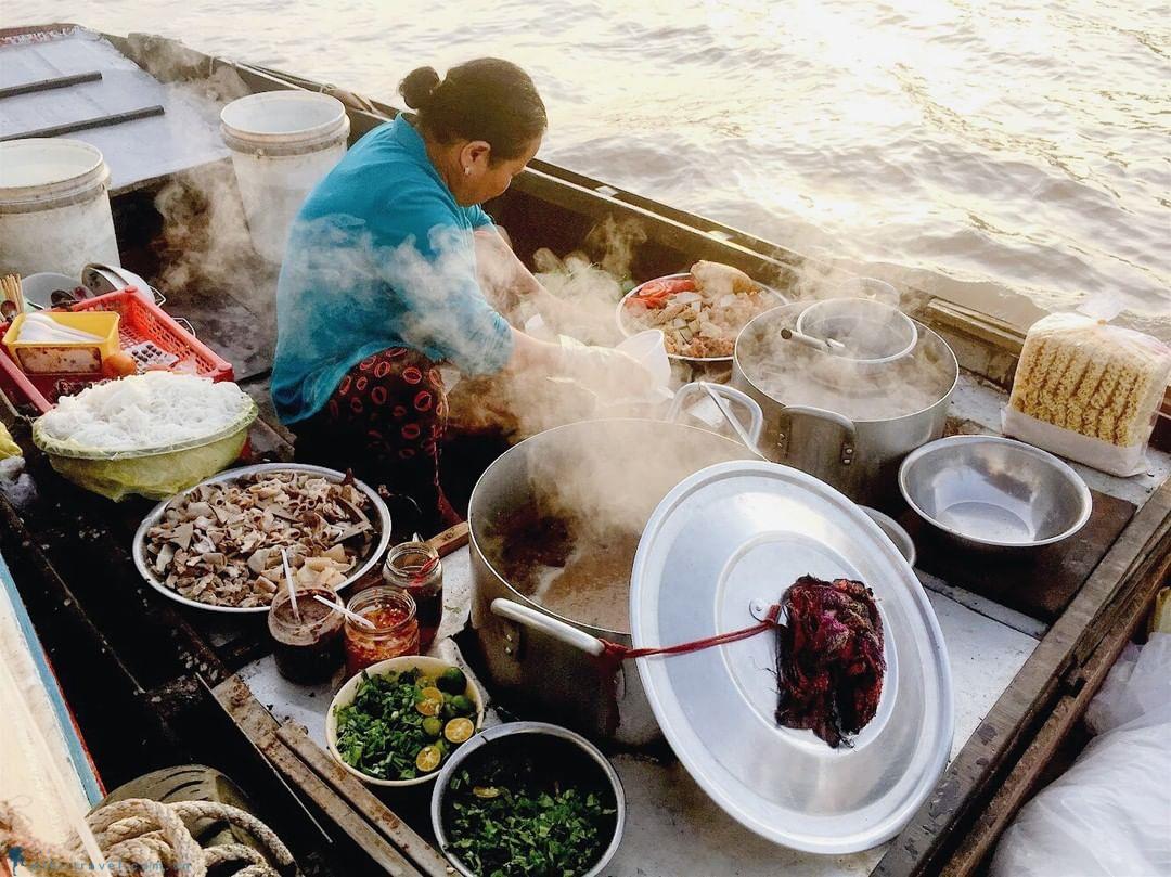 Theo kinh nghiệm đi chợ nổi Cái Răng, ăn sáng trên ghe thuyền là một trải nghiệm tuyệt vời dành cho bạn.