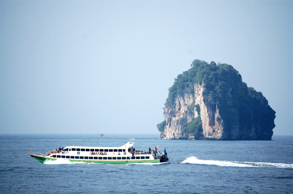 Tàu thủy sẽ là phương tiện bắt buộc phải sử dụng để thám hiểm các hòn đảo nhỏ quanh Phuket