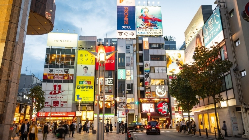 Khu Tenjin l&agrave; thi&ecirc;n đường giải tr&iacute; s&ocirc;i động ở Fukuoka