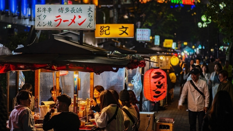 Ăn tối tại c&aacute;c quầy yatai l&agrave; trải nghiệm đặc trưng ở Fukuoka